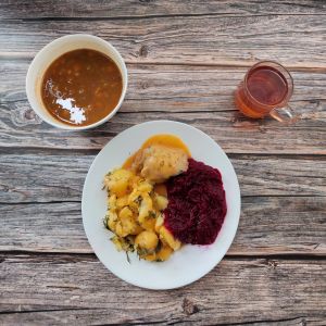 Zdjęcie przedstawia Dietę z ograniczeniem łatwoprzyswajalnych węglowodanów: Zupa z soczewicą i warzywami Ziemniaki młode z koperkiem gotowane Filet z kurczaka jogurtowo-cytrynowy Sos jarzynowy dieta Sałatka z buraków i jabłka (z olejem) Kompot owocowy